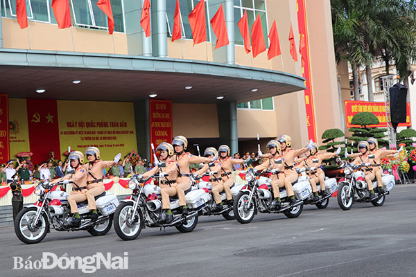 Đội hình Cảnh sát giao thông tham gia diễu hành trong Ngày hội Quốc phòng toàn dân và kỷ niệm 76 năm Ngày thành lập Quân đội nhân dân Việt Nam tại Trường đại học An ninh Nhân dân