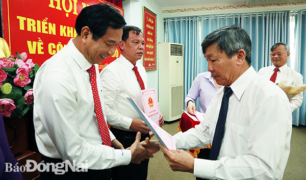 Phó bí thư Tỉnh ủy Hồ Thanh Sơn trao quyết định phê chuẩn kết quả bầu bổ sung chức vụ Phó chủ tịch UBND tỉnh Đồng Nai
