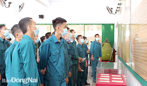 Cán bộ, chiến sĩ các đơn vị lực lượng vũ trang trên địa bàn TP.Biên Hòa tham quan triển lãm tại Bảo tàng Đồng Nai. Ảnh: My Ny