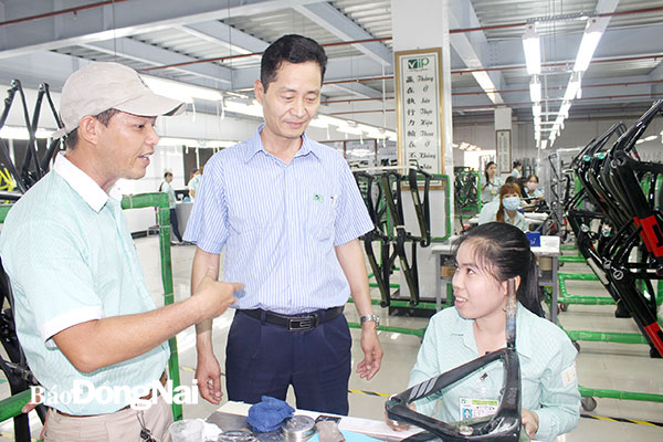 Đại diện Công đoàn Công ty TNHH Giấy Yuen Foong Yu Đồng Nai (H.Long Thành) động viên công nhân làm việc tại xưởng. Ảnh: Lan Mai