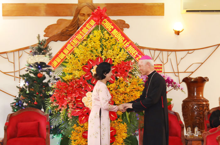 Ủy viên Bộ Chính trị, Bí thư Trung ương Đảng, Trưởng Ban Dân vận Trung ương, Trương Thị Mai tặng lẵng hoa, quà chúc mừng Giáng sinh tại Tòa Giám mục Xuân Lộc