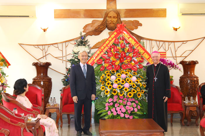 Bí thư Tỉnh ủy Nguyễn Phú Cường  tặng hoa, quà chúc mừng Giáng sinh tại Tòa Giám mục Xuân Lộc