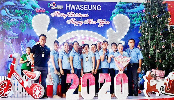 Công nhân Công ty TNHH Hwaseung Vina tham gia các hoạt động cuối năm do doanh nghiệp tổ chức
