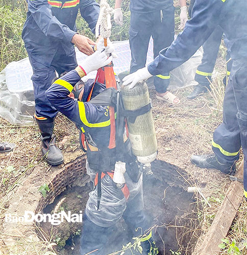 Đội Chữa cháy và cứu nạn - cứu hộ khu vực Trảng Bom tìm kiếm thi thể người ở dưới giếng đang trong quá trình phân hủy thuộc địa bàn xã Trị An (H.Vĩnh Cửu) ngày 9-12. Ảnh: Đơn vị cung cấp
