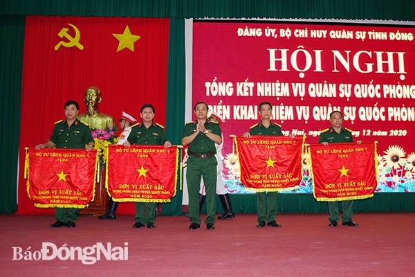 Đại tá Vũ Văn Điền, Ủy viên Ban TVTU, Chỉ huy trưởng Bộ CHQS tỉnh tặng Cờ thi đua xuất sắc của Quân khu 7 cho 4 tập thể thuộc LLVT tỉnh