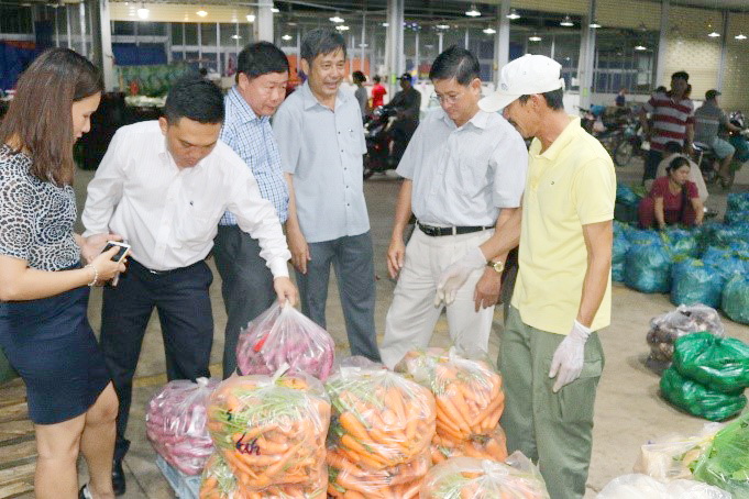 Sở KH&CN thực hiện dán tem truy xuất nguồn gốc nông sản tại Chợ đầu mối nông sản Dầu Giây