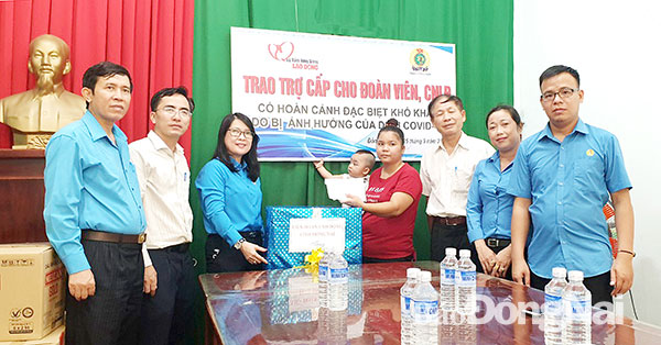Chủ tịch Liên đoàn Lao động tỉnh Nguyễn Thị Như Ý (thứ 3 từ trái sang) tặng quà, hỗ trợ công nhân  có hoàn cảnh khó khăn. Ảnh: Lan Mai