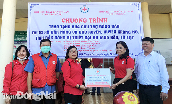 Đoàn cứu trợ của Hội Chữ thập đỏ tỉnh trao quà cho người dân bị ảnh hưởng bởi lũ lụt năm 2020 tại 2 xã: Đức Xuyên và Đắk Nang của H.Krông Nô, tỉnh Đắk Nông. Ảnh: Ngọc Khánh