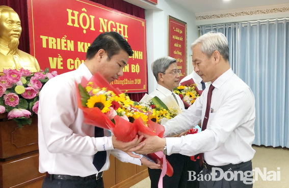 Ủy viên Trung ương Đảng, Bí thư Tỉnh ủy, Chủ tịch HĐND tỉnh Nguyễn Phú Cường trao quyết định cho các đồng chí tại hội nghị
