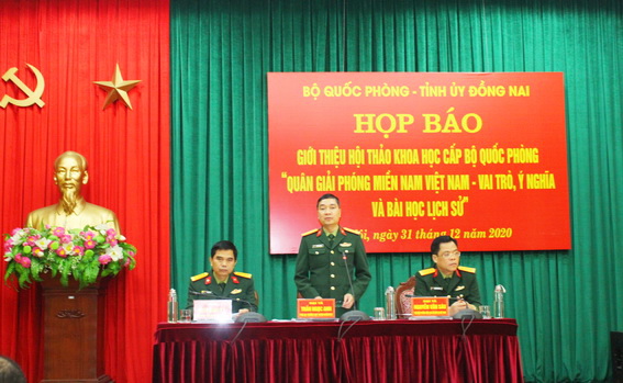 Đại tá Trần Ngọc Anh phát biểu hội thảo