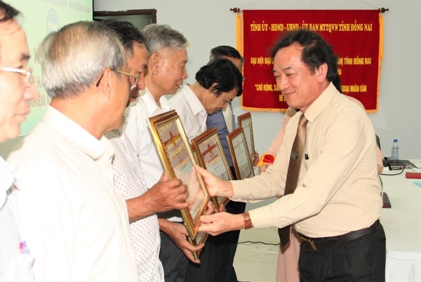 Chủ tịch Liên hiệp các tổ chức hữu nghị tỉnh Nguyễn Thành Trí trao khen thưởng cho các tập thể, cá nhân có thành tích xuất sắc trong công tác đối ngoại nhân dân năm 2020.