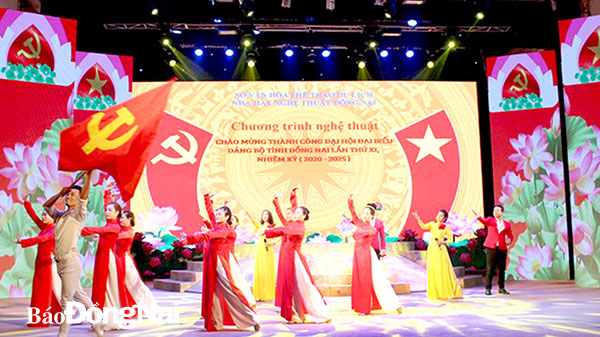 Nhà hát Nghệ thuật Đồng Nai biểu diễn livestream chào mừng thành công Đại hội Đảng bộ tỉnh lần thứ XI, nhiệm kỳ 2020-2025. Ảnh: Ly Na