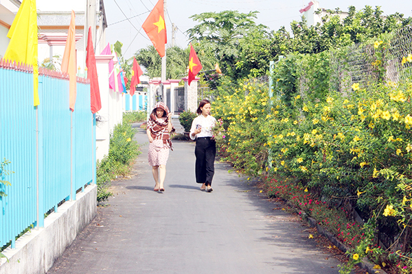 Đường giao thông nông thôn kiểu mẫu với điểm nhấn là hoa hoàng yến ở xã Bình Lợi, H.Vĩnh Cửu. Ảnh: B.Mai