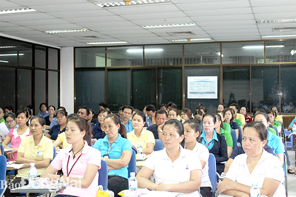 Công nhân Công ty TNHH Changshin Việt Nam tham gia buổi tập huấn nuôi dạy con tốt do Công đoàn tổ chức