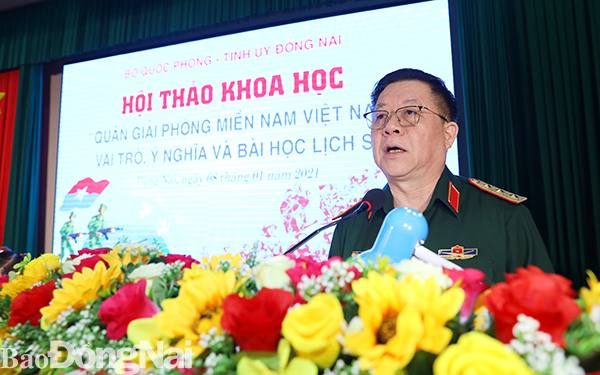 Thượng tướng Nguyễn Trọng Nghĩa báo cáo đề dẫn hội thảo. Ảnh: Huy Anh