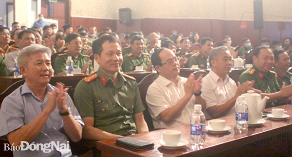Các đại biểu thưởng thức vở diễn cải lương Cuộc chiến tại Nhà hát Nghệ thuật Đồng Nai