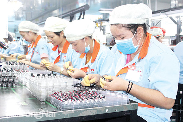 Công nhân sản xuất linh kiện điện tử xuất khẩu tại một công ty thuộc Khu công nghiệp Nhơn Trạch 3. Ảnh: Công Nghĩa