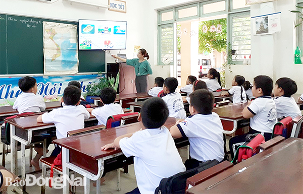Giáo viên Trường tiểu học Phan Bội Châu (H.Thống Nhất) ứng dụng công nghệ thông tin vào soạn bài giảng. Ảnh: C.Nghĩa