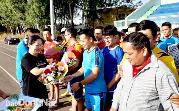 Đại diện Liên đoàn Lao động TP.Long Khánh trao hoa cho các đơn vị tham gia giao lưu bóng đá năm 2021. Ảnh: T.My