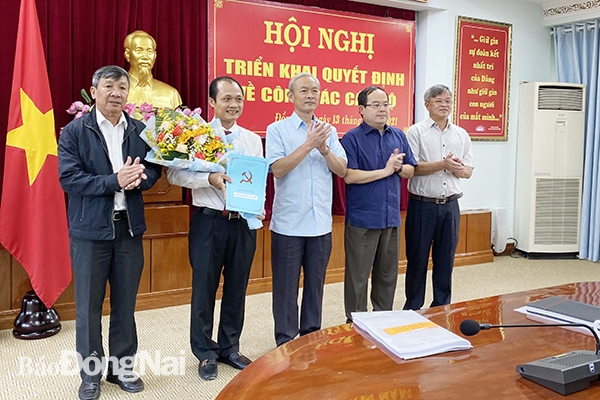 Các đồng chí lãnh đạo tỉnh trao quyết định và tặng hoa chúc mừng đồng chí Nguyễn Tuấn Anh nhận quyết định giức chức vụ Chủ tịch Hội Nông dân tỉnh.