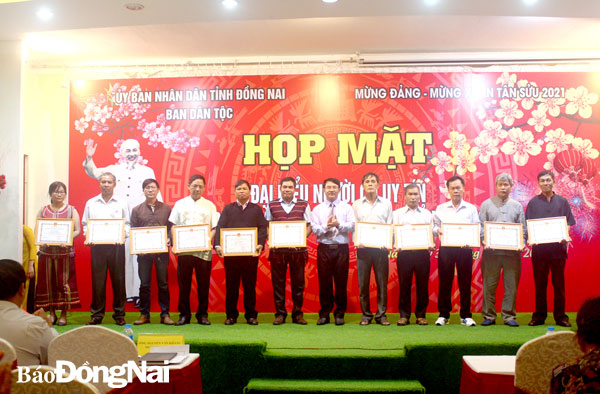 Trưởng ban Dân tộc tỉnh Nguyễn Văn Khang khen thưởng người uy tín trong đồng bào dân tộc thiểu số nhân buổi họp mặt người uy tín trong đồng bào dân tộc thiểu số năm 2020. Ảnh: Hồ Thảo