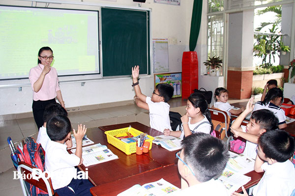 Giáo viên Trường tiểu học Nguyễn An Ninh (TP.Biên Hòa) trong giờ dạy. Ảnh: Công Nghĩa