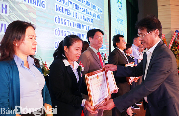 Phó tổng cục trưởng Tổng cục thuế Đặng Ngọc Minh trao giấy khen của Tổng cục Thuế cho các doanh nghiệp thực hiện tốt các chính sách pháp luật về thuế năm 2019