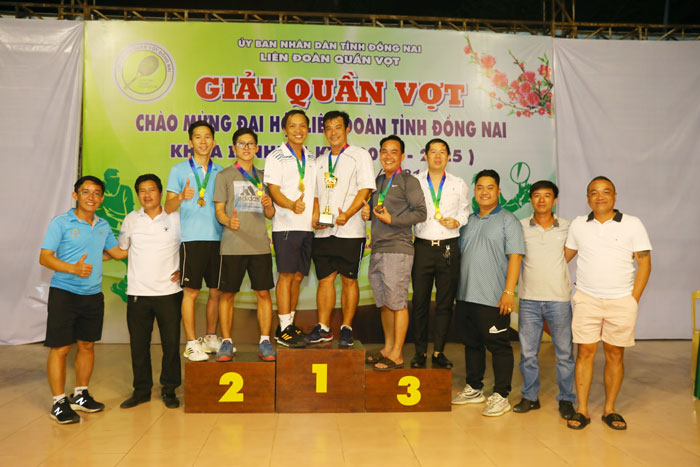 Ban tổ chức trao giải cho các đôi giành thứ hạng cao nội dung đôi nam 1375 điểm