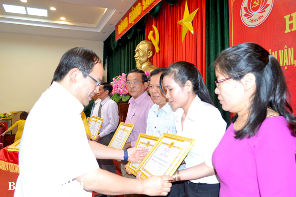 Phó bí thư Tỉnh ủy Quản Minh Cường trao khen thưởng cho các tập thể có thành tích xuất sắc trong công tác Dân vận năm 2020. Ảnh: Nga Sơn
