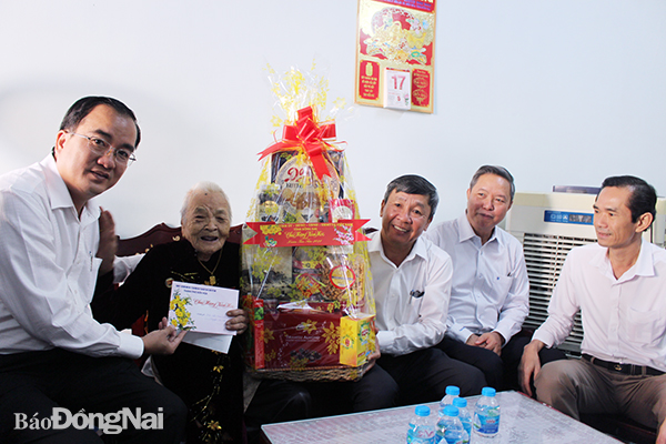 Phó bí thư thường trực Tỉnh ủy Hồ Thanh Sơn tặng quà chúc Tết mẹ VNAH Nguyễn Thị Mùi