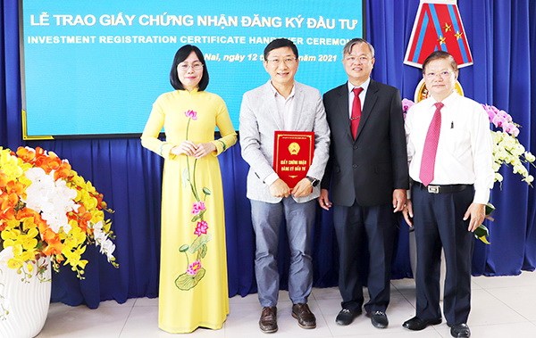 Lãnh đạo tỉnh trao giấy chứng nhận cho nhà đầu tư FDI. Ảnh: Hương Giang