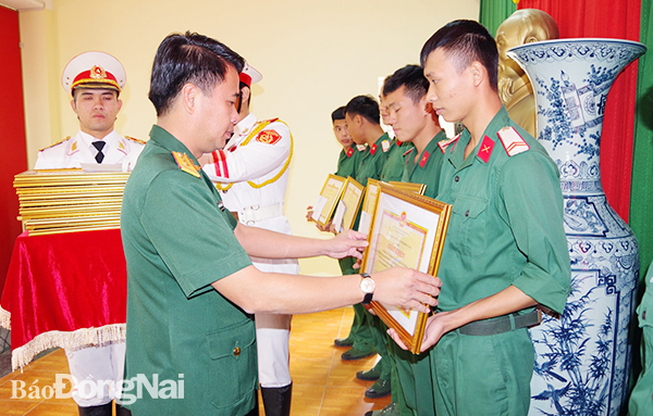 Thượng tá Nguyễn Tấn Linh tặng quà của Bộ Quốc phòng và của tỉnh cho quân nhân hoàn thành nghĩa vụ quân sự năm 2021