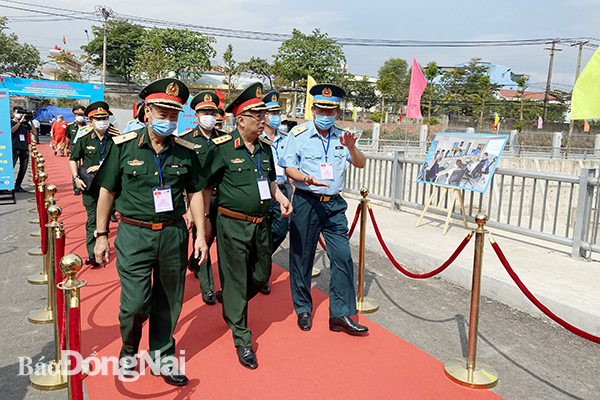 Thứ trưởng Bộ Quốc phòng Nguyễn Chí Vịnh đến dự buổi lễ công bố