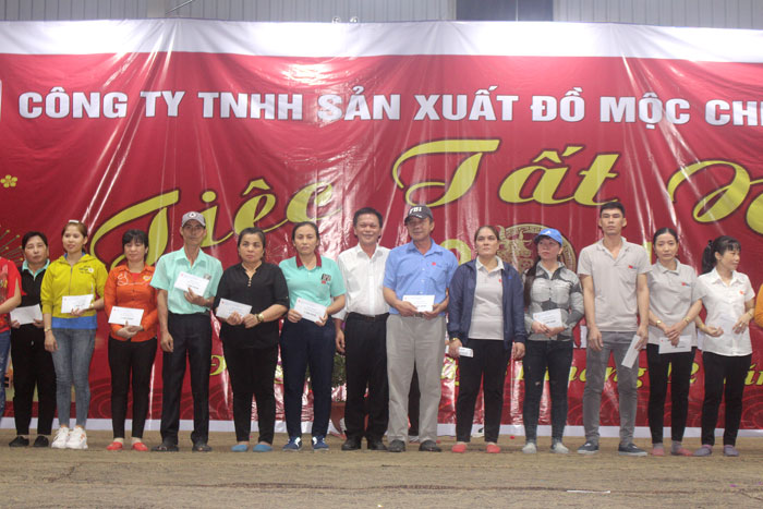 Công nhân có thành tích xuất sắc được Công ty TNHH Sản xuất đồ mộc Chien Việt Nam (TP.Biên Hòa) tặng quà tại chương trình tiệc tất niên mừng Xuân Tân Sửu 2021. Ảnh: H.Thảo