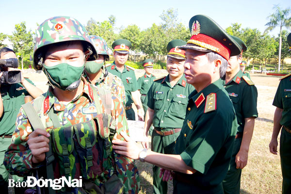 Thượng tướng Đỗ Căn, Phó chủ nhiệm Tổng cục Chính trị Quân đội nhân dân Việt Nam kiểm tra công tác sẵn sàng chiến đấu tại Trung đoàn 31 (Sư đoàn 309, Quân đoàn 4). Ảnh: Nguyệt Hà