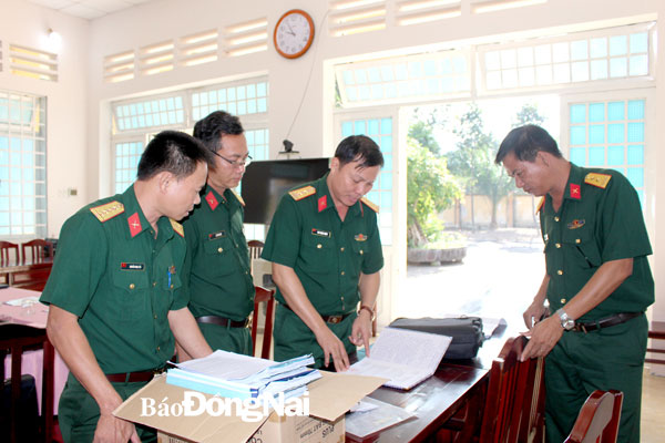 Đoàn kiểm tra Quân khu 7 kiểm tra công tác tuyển chọn gọi công dân nhập ngũ tại H.Xuân Lộc. Ảnh: Nguyệt Hà