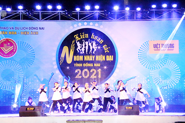 Nhóm 2AT9 biểu diễn tại Liên hoan các nhóm nhảy hiện đại tỉnh Đồng Nai năm 2021