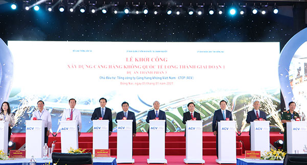 Thủ tướng Chính phủ Nguyễn Xuân Phúc cùng lãnh đạo các ban, bộ, ngành trung ương và tỉnh Đồng Nai bấm nút khởi công dự án thành phần 3 thuộc dự án đầu tư xây dựng sân bay Long Thành giai đoạn 1 vào ngày 5-1-2021