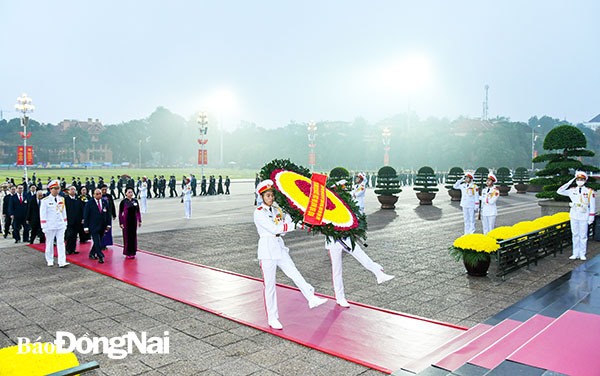 Đoàn đại biểu dự Đại hội đại biểu toàn quốc lần thứ XIII của Đảng vào Lăng viếng Chủ tịch Hồ Chí Minh