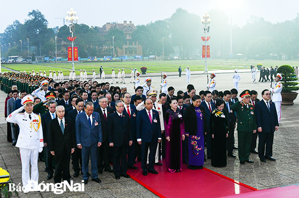 Đoàn đại biểu dự Đại hội đại biểu toàn quốc lần thứ XIII của Đảng viếng Lăng Chủ tịch Hồ Chí Minh