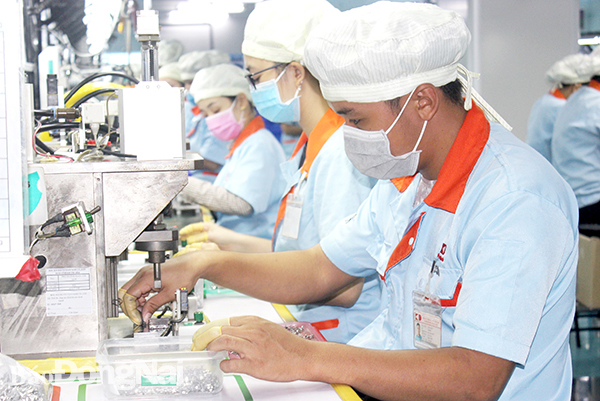 Công ty TNHH Kyokuto Việt Nam ở Khu công nghiệp Nhơn Trạch 3 giai đoạn 2 sản xuất linh kiện điện tử xuất khẩu. Ảnh: Khánh Minh