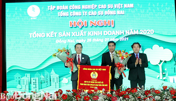 Công đoàn Tổng cao su Đồng Nai nhận cờ thi đua xuất sắc của Công đoàn ngành