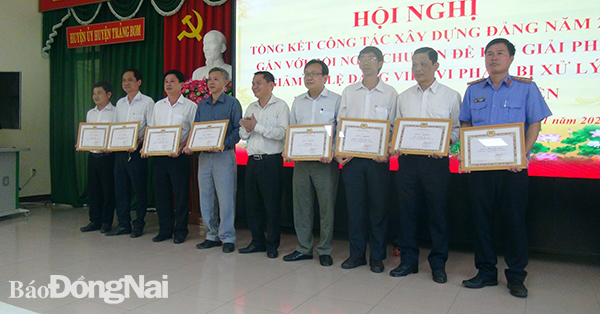 Bí thư Huyện ủy Trảng Bom Lê Tuấn Anh, khen thưởng các tổ chức cơ sở Đảng thuộc Đảng bộ huyện, hoàn thành xuất sắc nhiệm vụ năm 2020