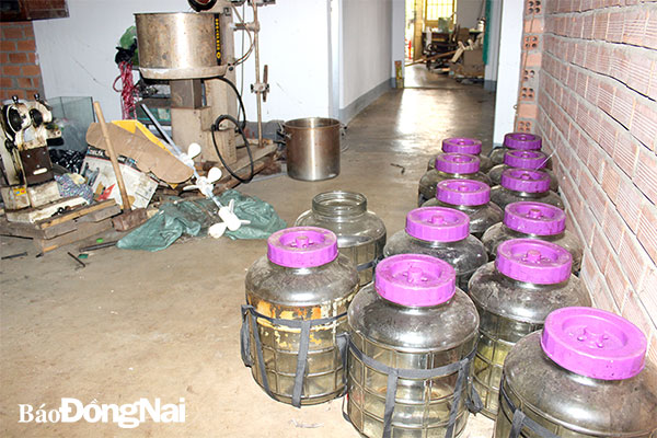 Một cơ sở sản xuất ma túy tại xã Trà Cổ (H.Tân Phú) bị công an phát hiện trong đường dây sản xuất, mua bán ma túy liên tỉnh do Văn Kính Dương cầm đầu. Ảnh: Trần Danh