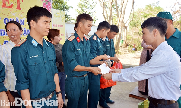 Lãnh đạo xã Đắc Lua tặng quà quân nhân xuất ngũ năm 2021