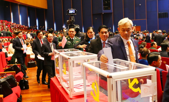 Đồng chí Nguyễn Phú Cường, Bí thư Tỉnh ủy Đồng Nai bỏ phiếu bầu Ban chấp hành Trung ương Đảng khóa XIII