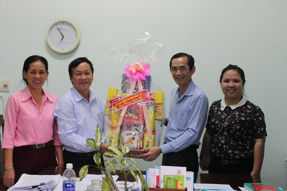 Phó chủ tịch Ủy ban MTTQ Việt Nam tỉnh Nguyễn Tất Độ tặng quà cơ quan Ủy ban MTTQ Việt Nam H.Vĩnh Cửu