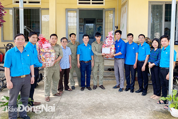 Đại diện Liên đoàn Lao động H.Tân Phú thăm, tặng quà cho đoàn viên, NLĐ có hoàn cảnh khó khăn.