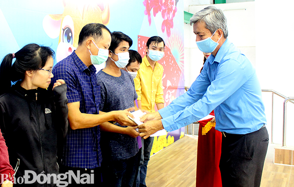 Phó chủ tịch LĐLĐ tỉnh Hồ Thanh Hồng tặng quà cho công nhân tại buổi họp mặt gia đình công nhân do Công đoàn Khu công nghiệp tổ chức