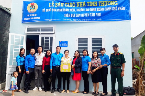 Đại diện Công đoàn Viên chức tỉnh, Liên đoàn Lao động huyện và cum thi đua số 1 bàn giao nhà cho đoàn viên Nhật.